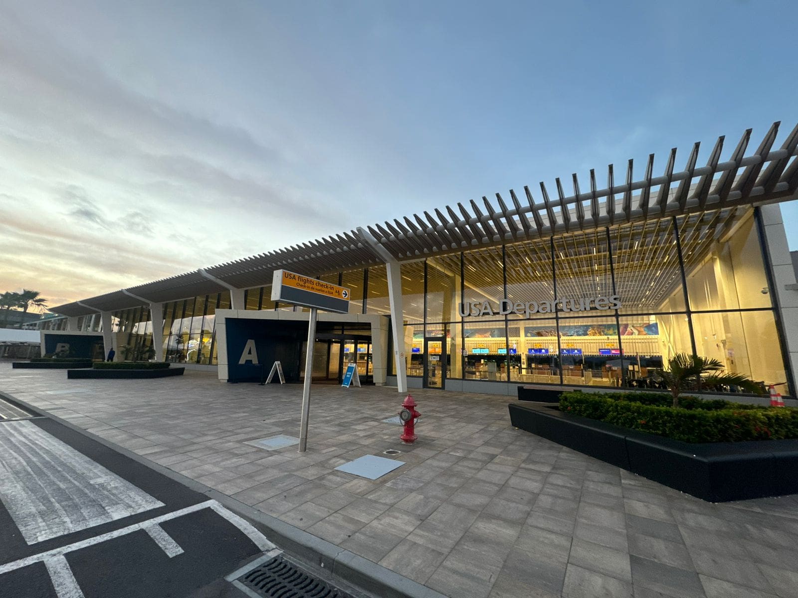 Aeropuerto ta monitor situacion di Venezuela y operacion ta sigui ...