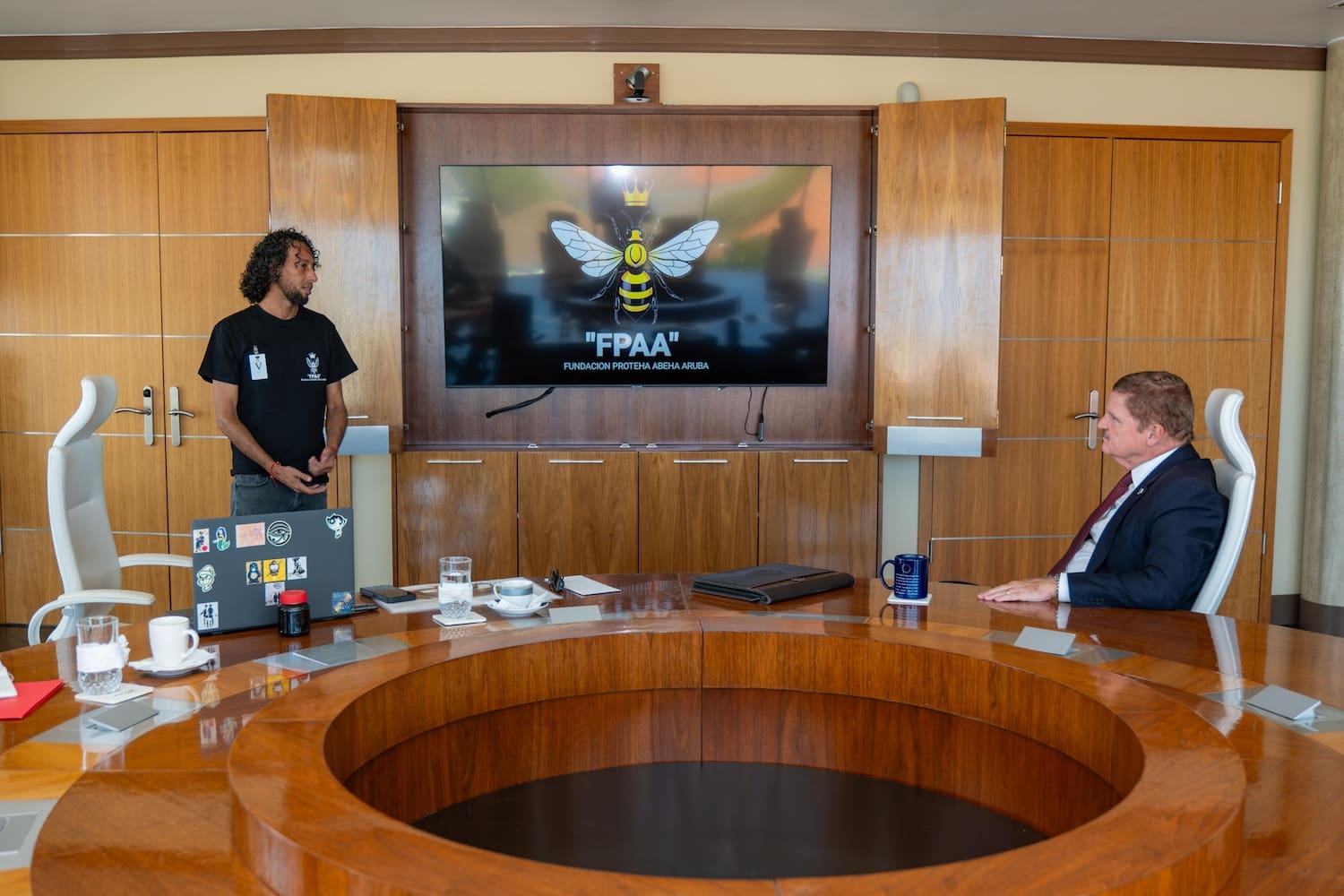 Aruba Bee Protection Foundation Meets With Prime Minister Eman