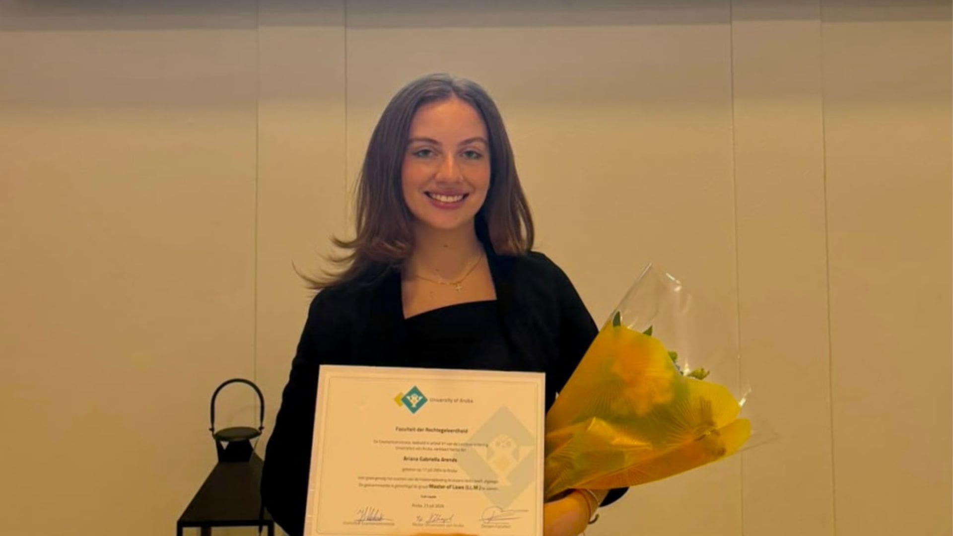 Ariana Gabriella Arends a gradua di Universidad di Aruba