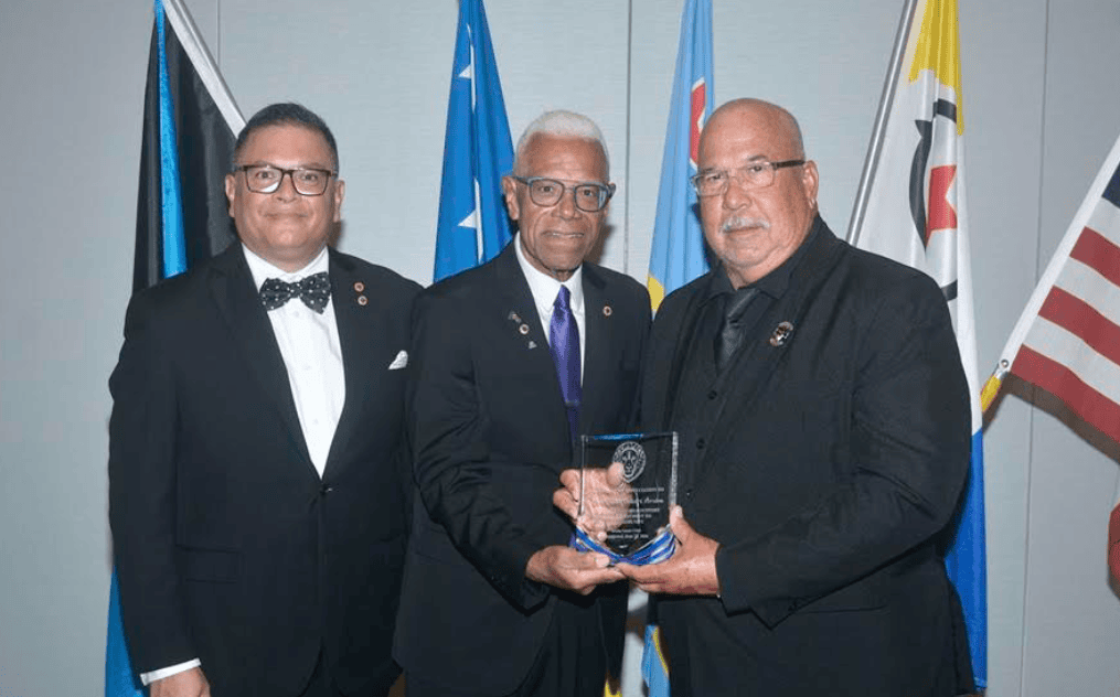 Aruba Lions Club a entrega plakkaat di gradicimento na Old Skool Bikers Aruba