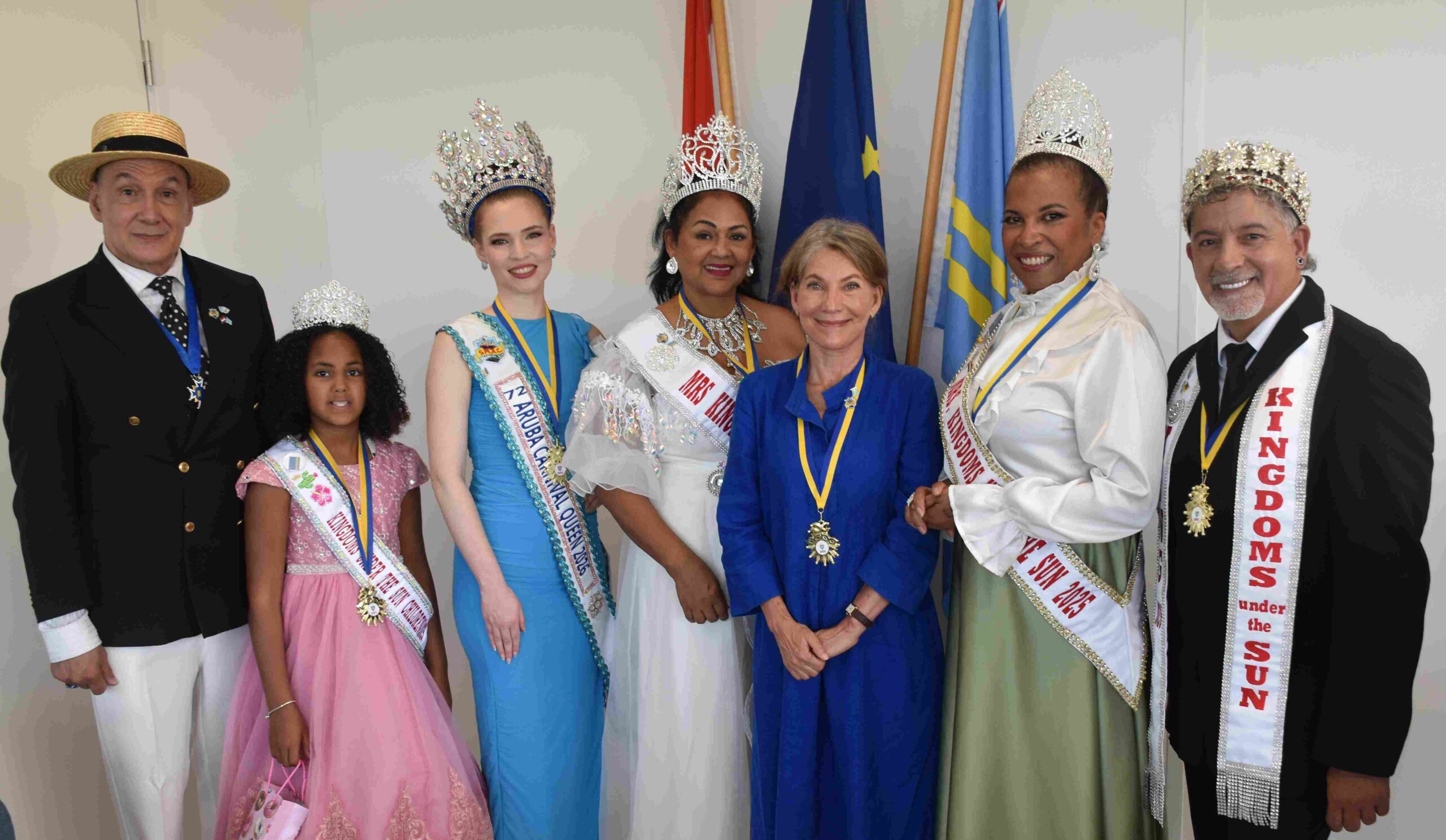 Aruba's Minister Plenipotentiary Crowns Mrs. Carnaval Kingdoms under the Sun