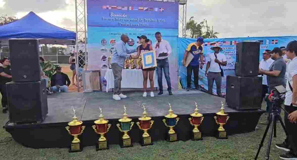 Aruban Sports Leader Shardea Arias-Croes Honored at International Baseball Tournament