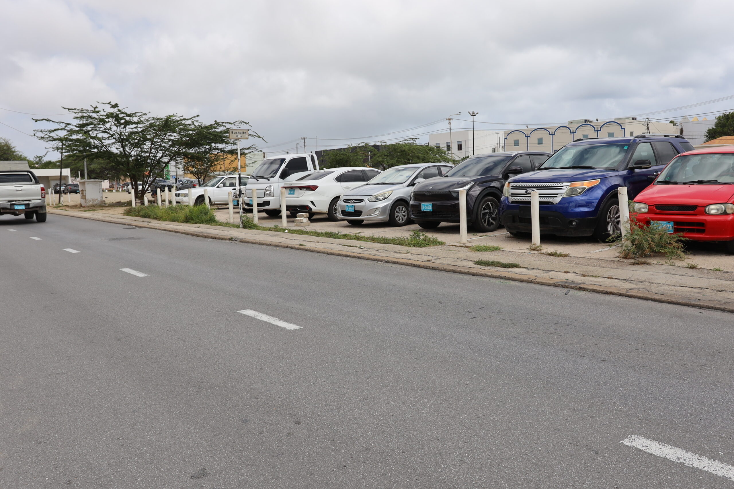 Aruba Bus Stop Leaves Passengers With No Shade or Shelter