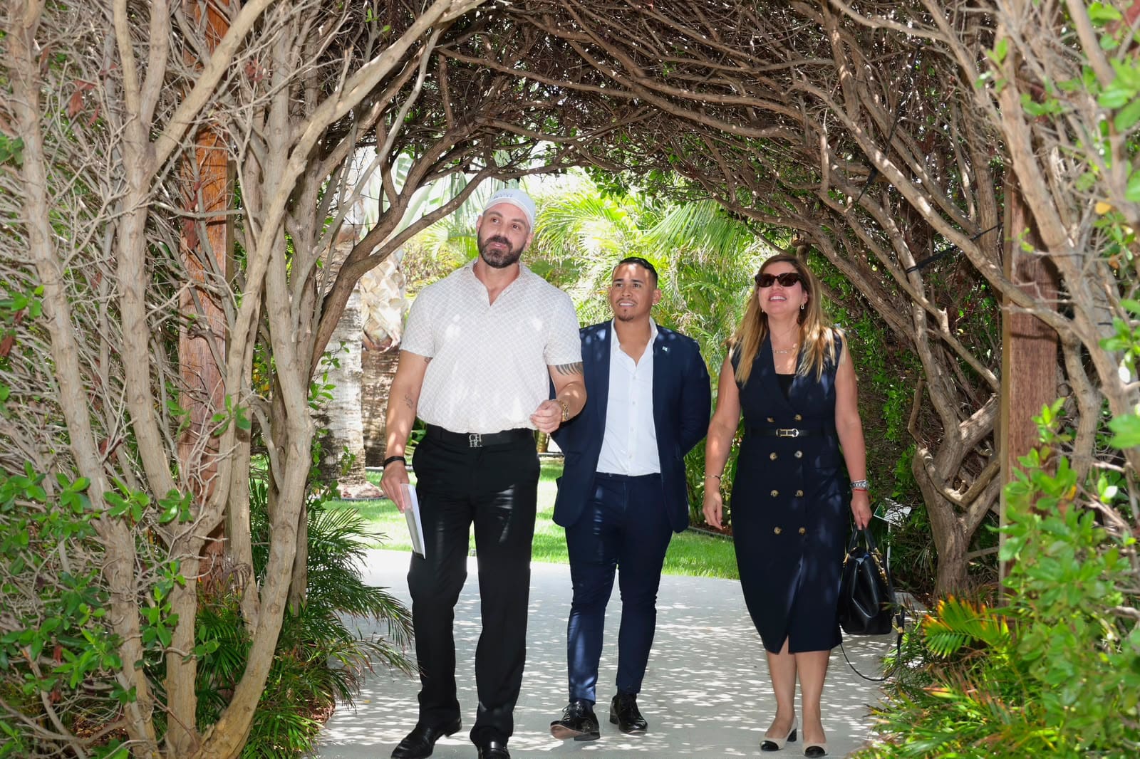 AVP Lawmaker Visits Radisson Blu Aruba, Highlights Local Talent