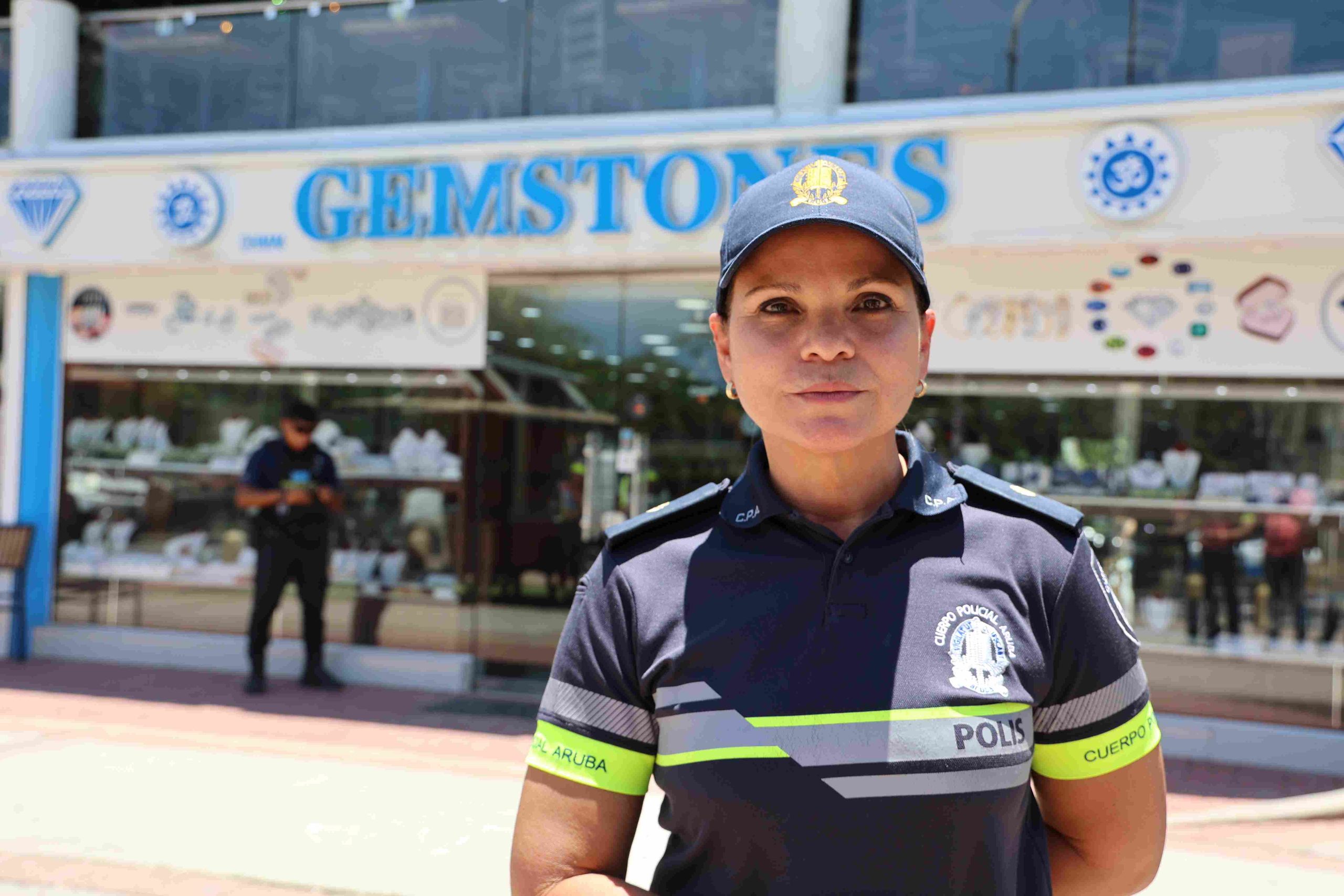 Two Men Rob Gem Stones Store in Broad Daylight Near Highrise Hotel