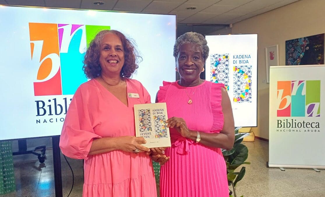 Author donates two copies of 'Chain of Life' to Aruba National Library