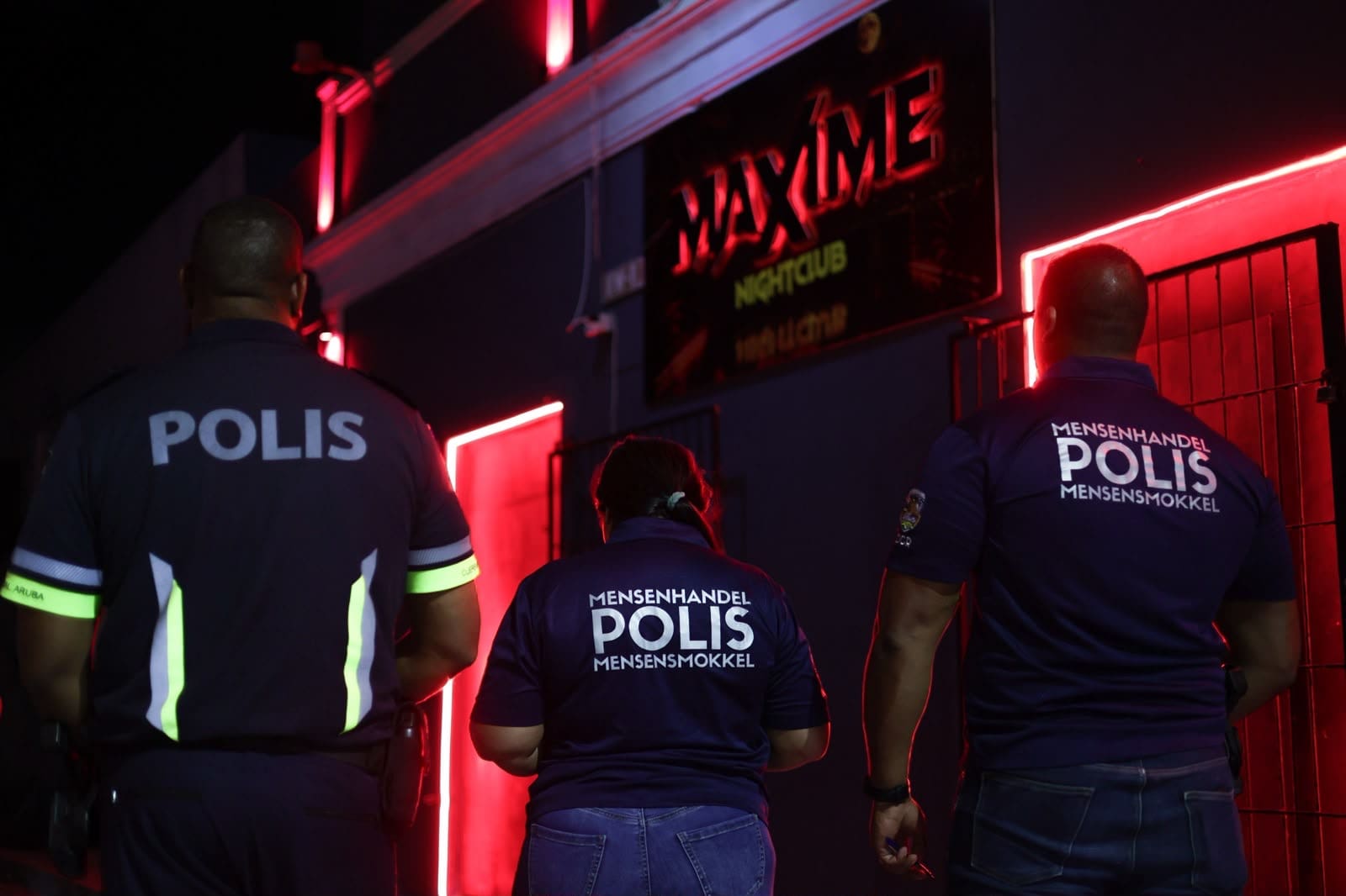 A bay cu cuater muhe despues di entrada hudicial na Maxime