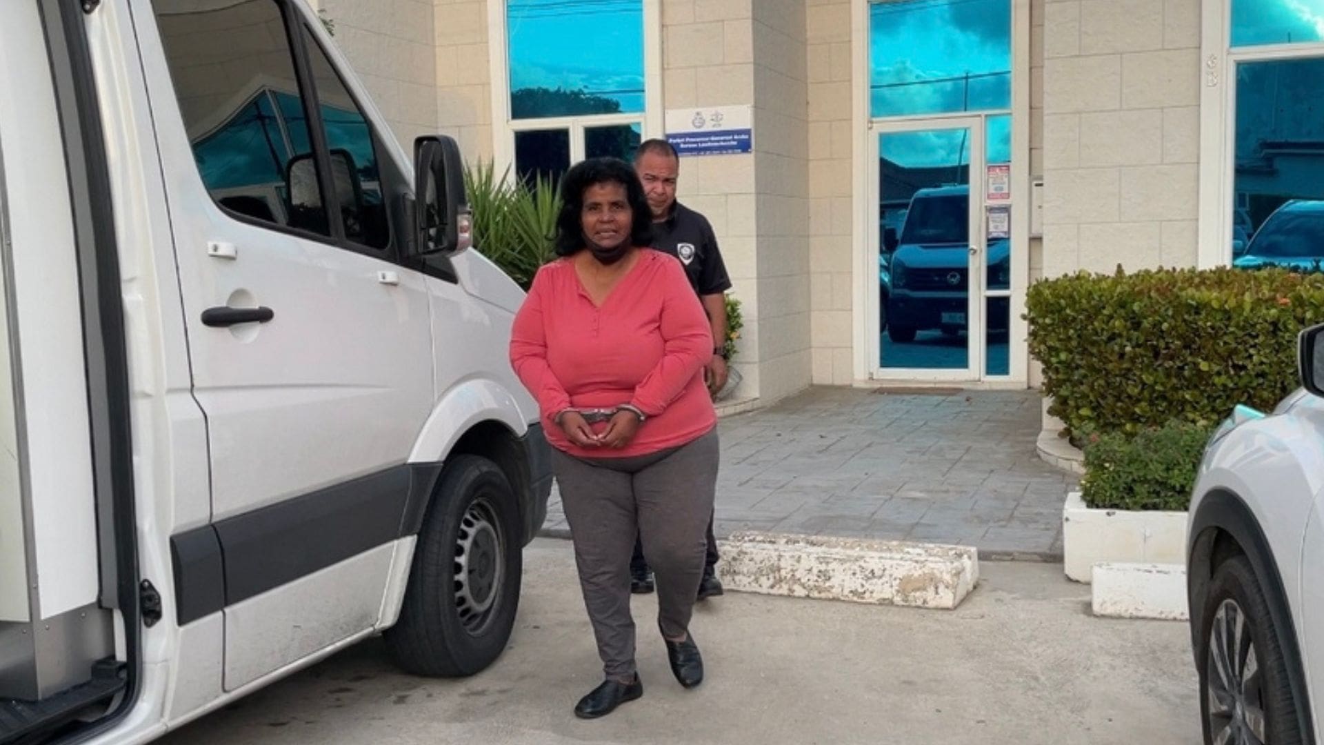 Corte ta condena ex-empleado publico: Aisha Esser di lbertad pa castigo di servicio comunitario