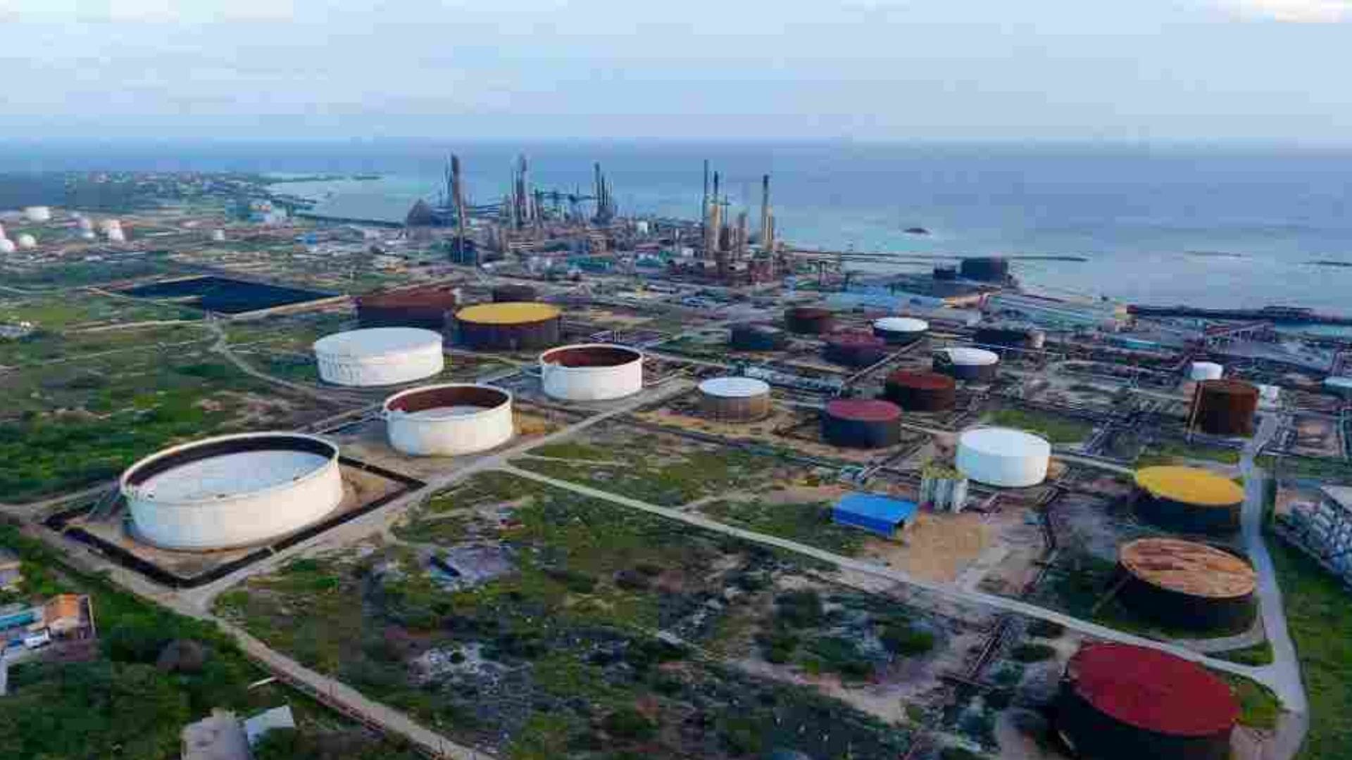 Aruba Refinery Launches International Bid to Demolish Two Smokestacks