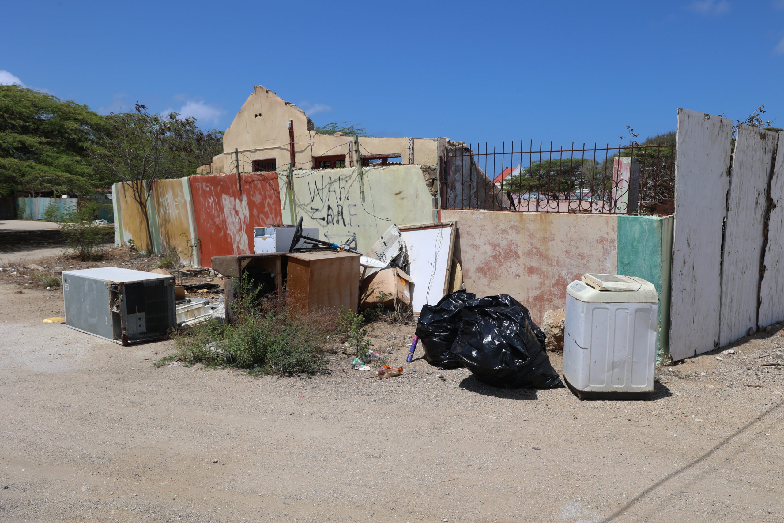 Caya Bone Littered with Trash Despite Aruba's 'Cuida Aruba' Campaign