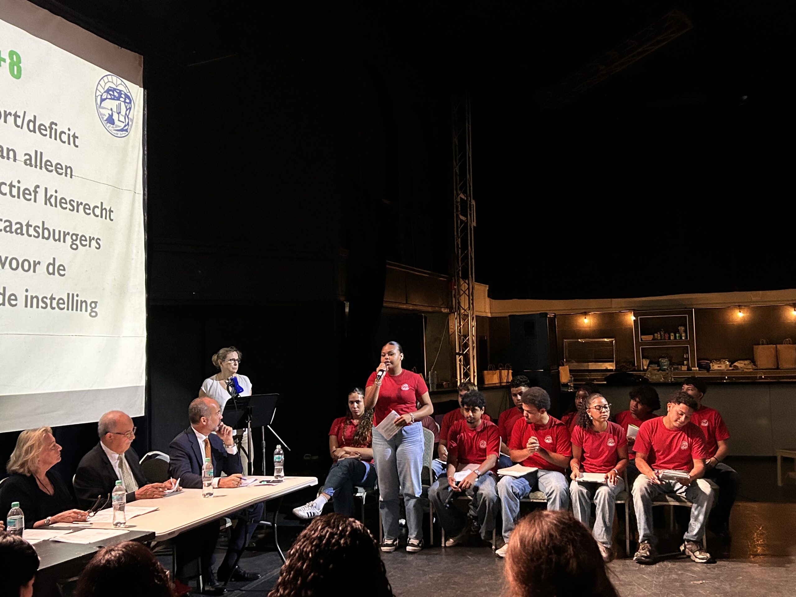 Studiantenan a debati tocante temanan actual di Aruba y den Reino
