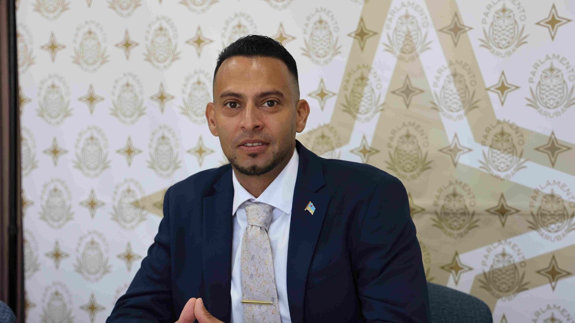 Dennerick Kelly (AVP): “Mester busca un ekilibrio y regulacion pa e impacto di Airbnb riba vivienda na Aruba