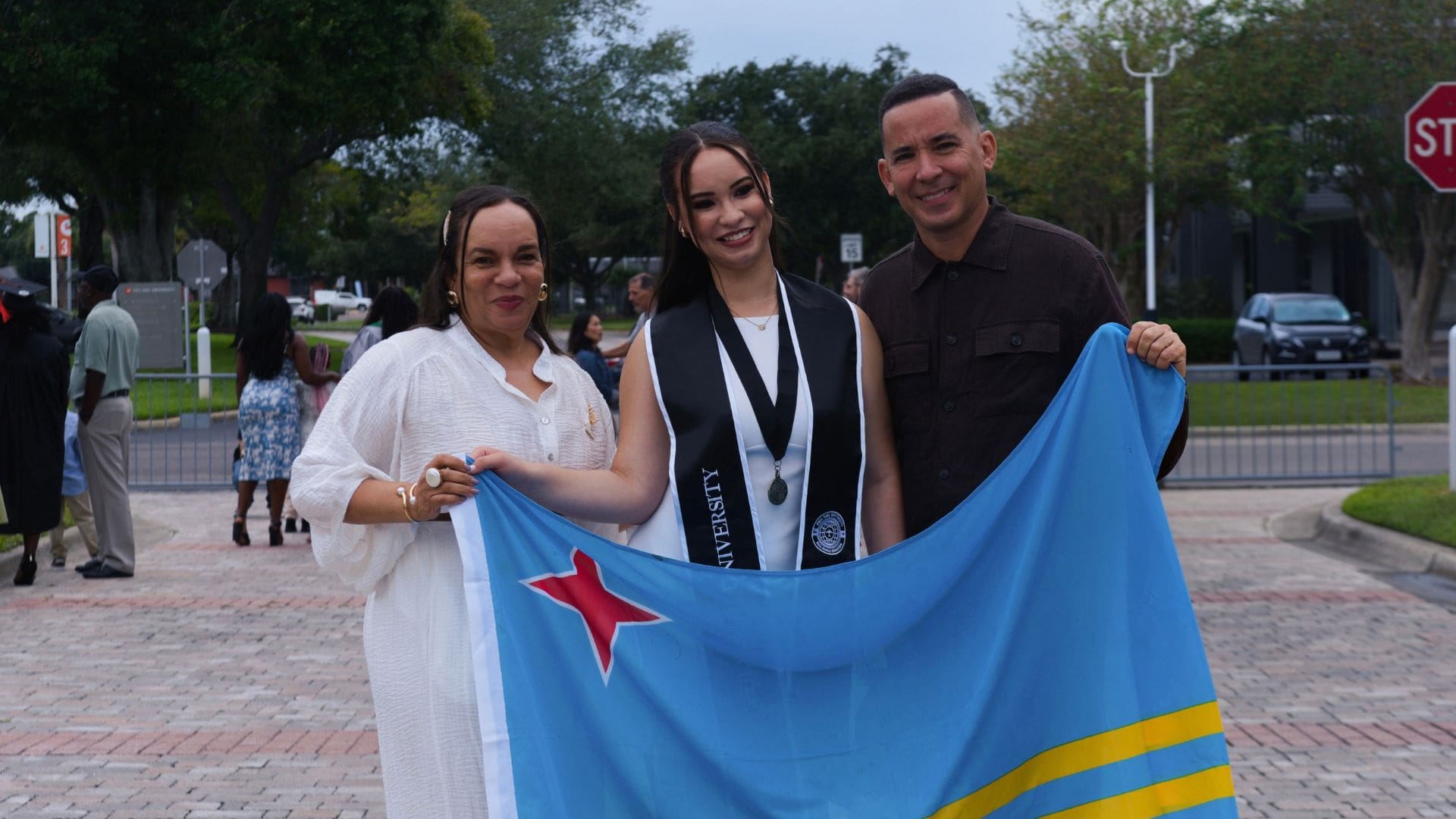 Dobel celebracion: Abigail Gracia a gradua cu honor halto na Merca y ta di cumpleaños