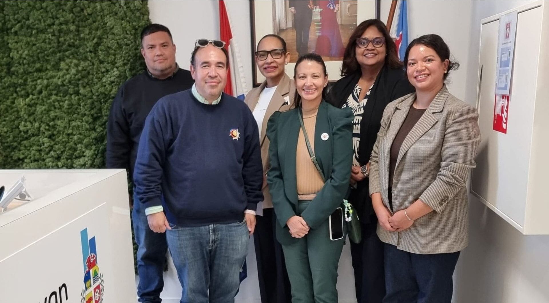 Ta prepara pa nan biahe escolar: Delegacion di Colegio Nigel Matthew a bishita Gabinete di Aruba