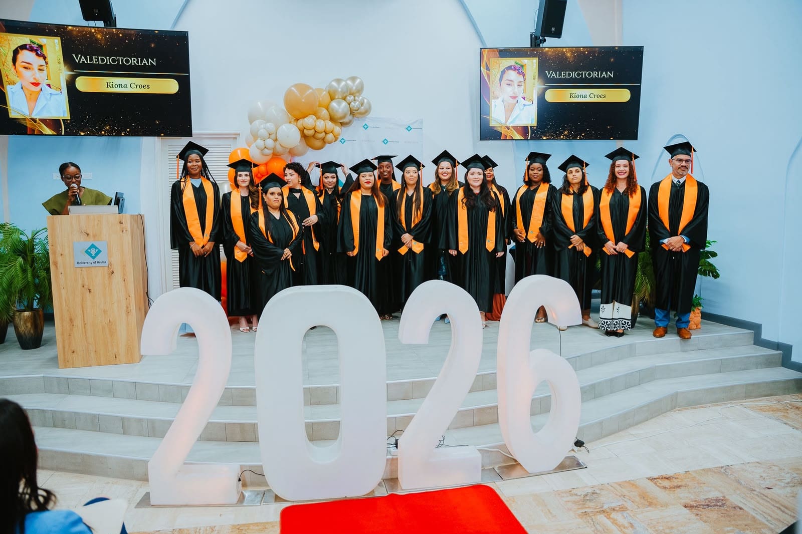 Minister di Enseñansa a entrega diploma n’e graduadonan di Universidad di Aruba