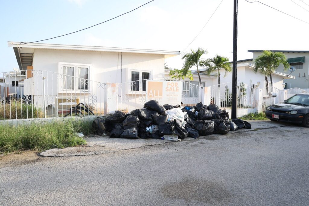 Pile of trash has been outside for the past four months | English - 24ora