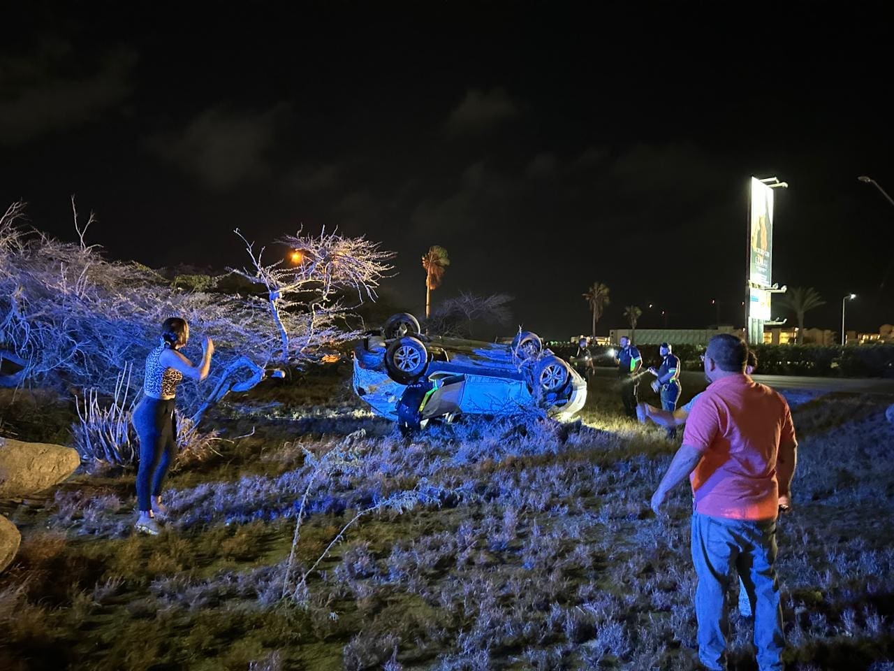 Driver loses control and crashes: two women trapped inside the vehicle ...