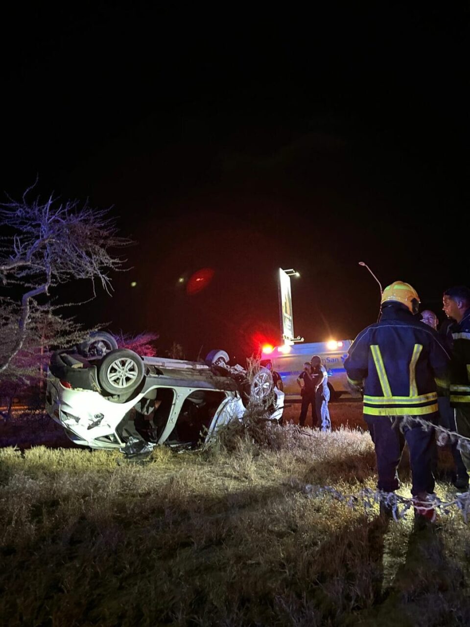 Driver loses control and crashes: two women trapped inside the vehicle ...