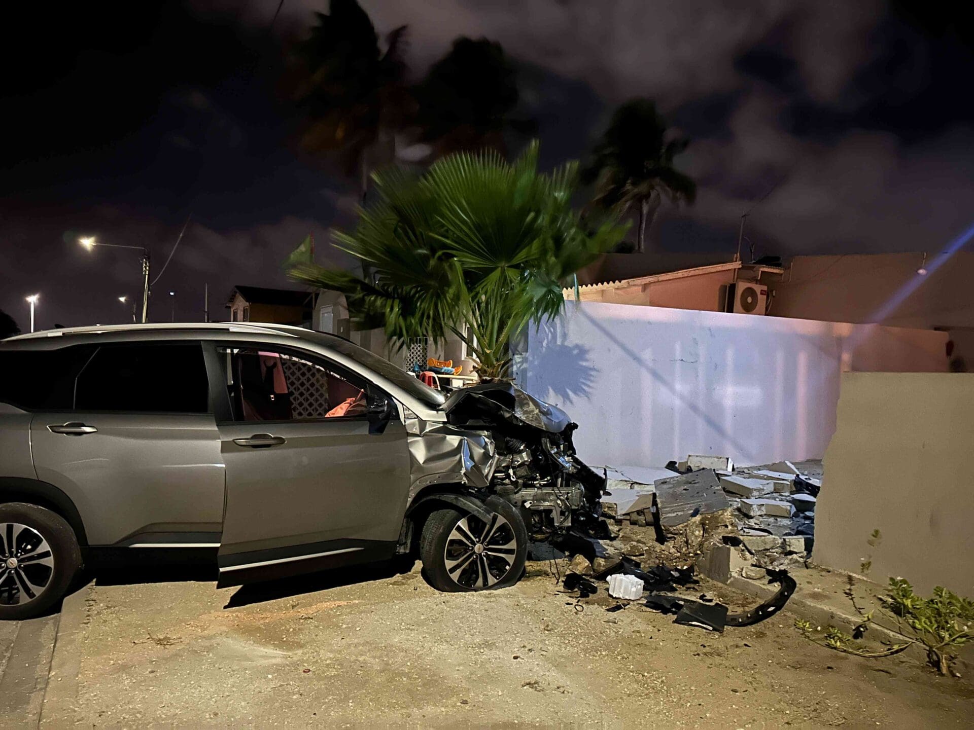 Driver loses control and crashes into a wall | English - 24ora