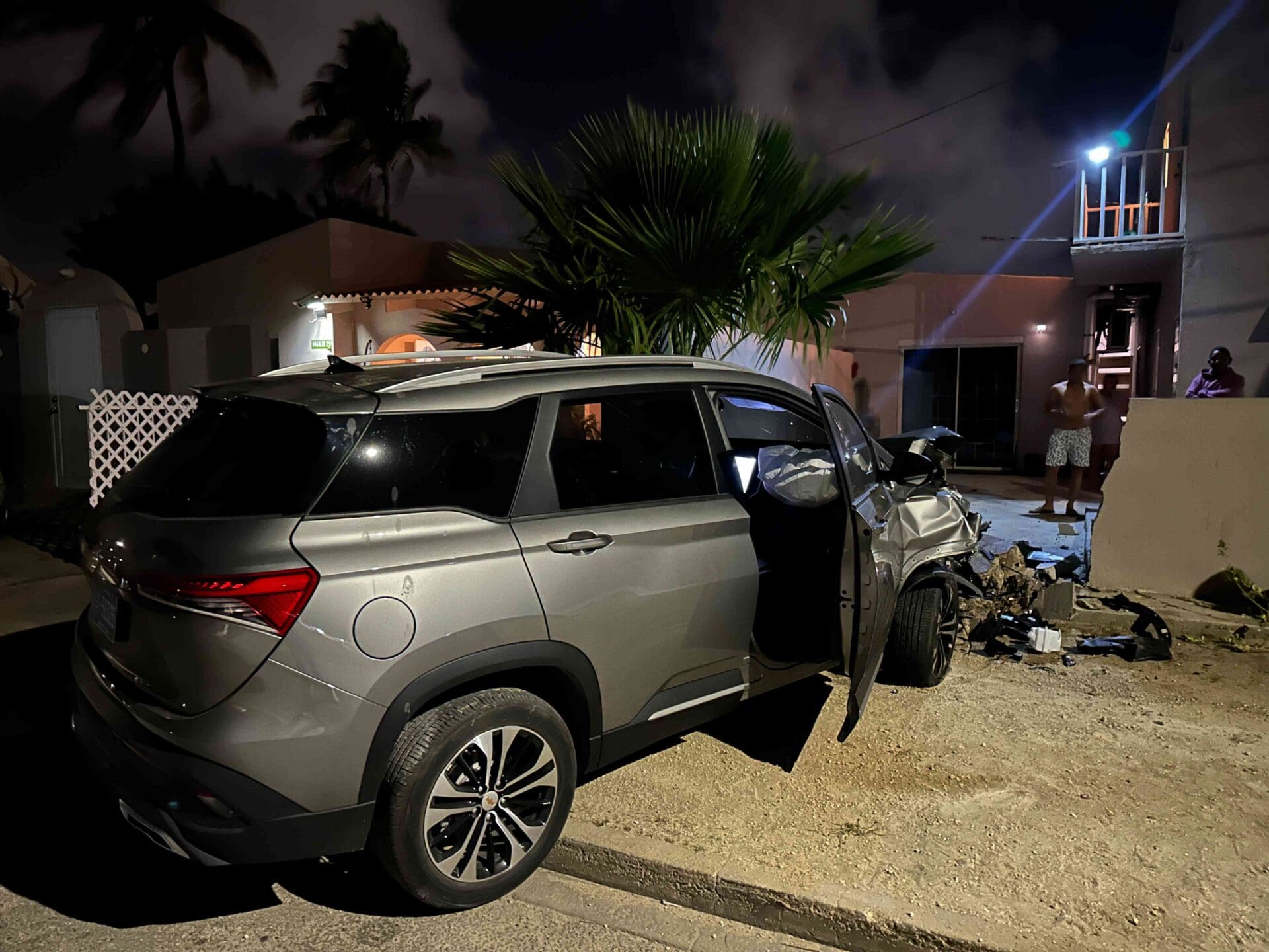Driver loses control and crashes into a wall | English - 24ora