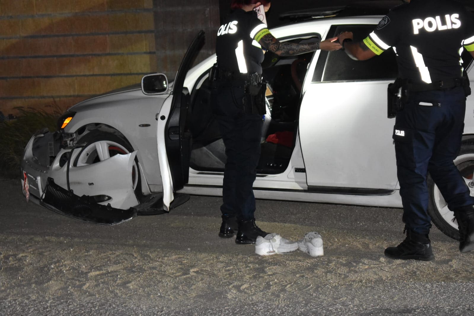 Driver flees after crashing into light pole in Paradera | English - 24ora