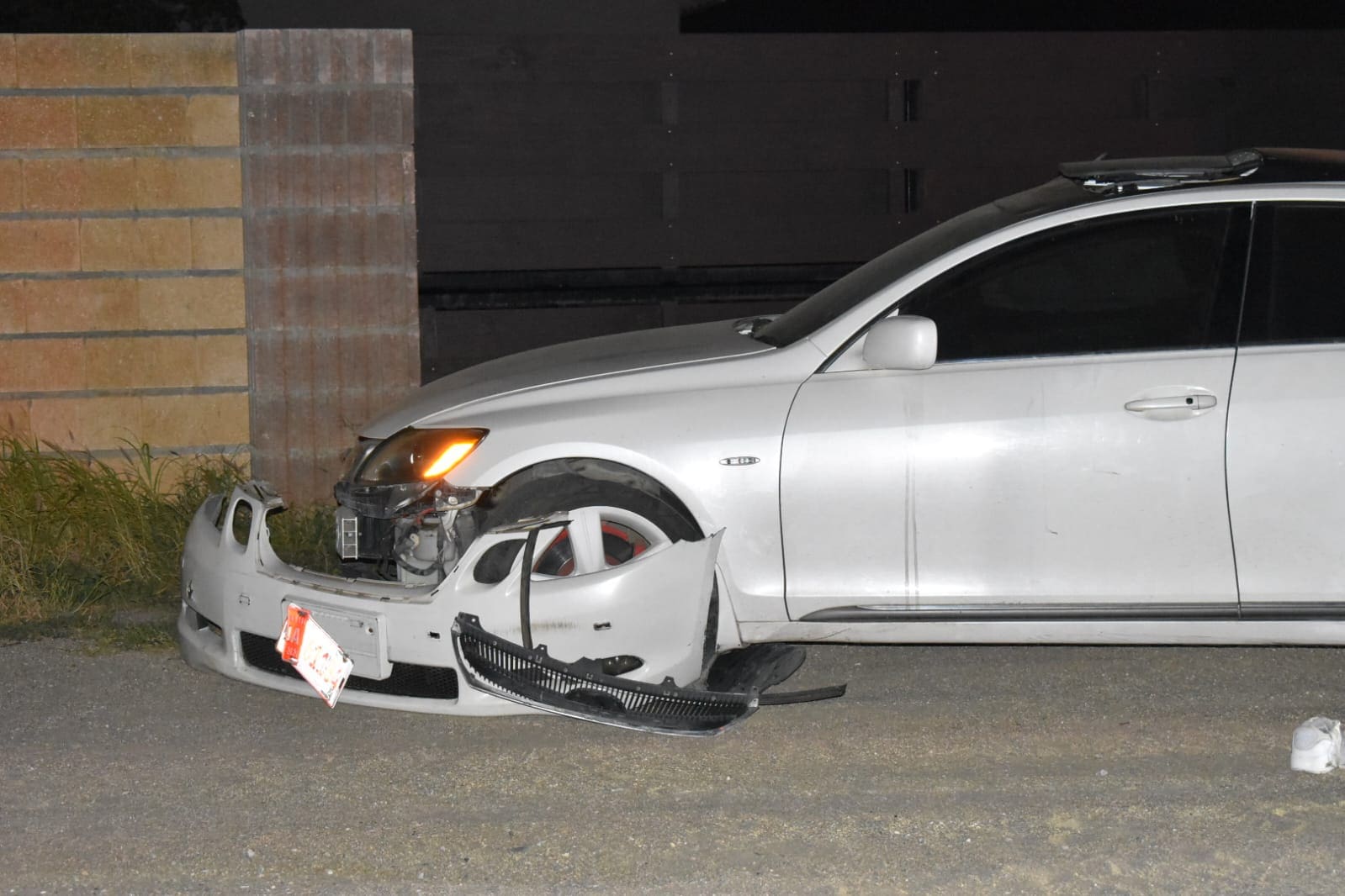 Driver flees after crashing into light pole in Paradera | English - 24ora