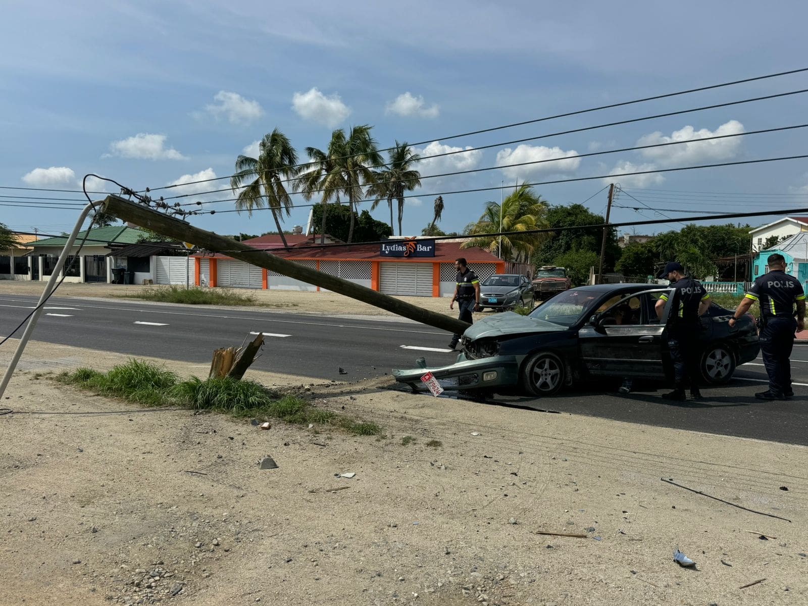 Car crashes into utility pole and causes major damage | English - 24ora