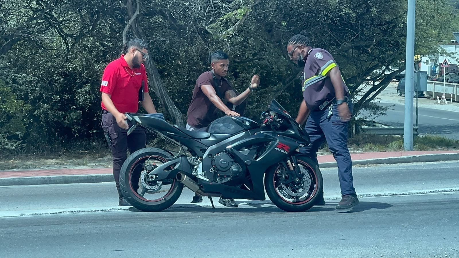 Oil spill causes motorcyclist to fall and suffer minor injuries